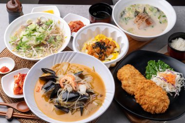 Domuz pirzolası, kızarmış domuz eti, sığır filetosu, fileto, bonfile, Jeju eti, erişte, Yangji, pirinç eriştesi, nagasaki, jjamppong, Japon yemeği, yemek, çorba, sebze, yemek, yemek, tabak, domates, kırmızı