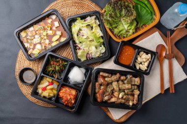 Kelle uçurma, doğrudan ateş, domuz eti, set, meze, Kore tarzı, barbekü, Kore tarzı, marul, jambon, soya fasulyesi güveci, sarımsak, ssamjang, et, tavuk, yemek, yemek, mutfak,