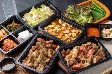 Kelle uçurma, doğrudan ateş, domuz eti, set, meze, Kore tarzı, barbekü, Kore tarzı, marul, jambon, soya fasulyesi güveci, sarımsak, ssamjang, et, tavuk, yemek, yemek, mutfak,