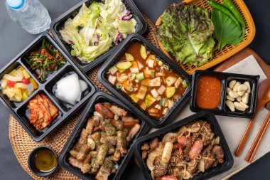 Kelle uçurma, doğrudan ateş, domuz eti, set, meze, Kore tarzı, barbekü, Kore tarzı, marul, jambon, soya fasulyesi güveci, sarımsak, ssamjang, et, tavuk, yemek, yemek, mutfak,