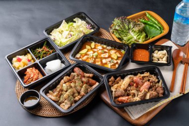 Kelle uçurma, doğrudan ateş, domuz eti, set, meze, Kore tarzı, barbekü, Kore tarzı, marul, jambon, soya fasulyesi güveci, sarımsak, ssamjang, et, tavuk, yemek, yemek, mutfak,