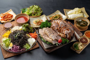 Kore yemeği, jokbal, domuz ayağı, bossam, haşlanmış domuz eti, meze, kimchi, buhar, marinat, marul, sebze, tuzlanmış karides, yemek, et, balık, akşam yemeği, ızgara, tabak, domuz, somon.