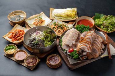 Kore yemeği, jokbal, domuz ayağı, bossam, haşlanmış domuz eti, meze, kimchi, buhar, marinat, marul, sebze, tuzlanmış karides, yemek, et, balık, akşam yemeği, ızgara, tabak, domuz, somon.