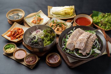 Kore yemeği, jokbal, domuz ayağı, bossam, haşlanmış domuz eti, meze, kimchi, buhar, marinat, marul, sebze, tuzlanmış karides, yemek, et, balık, akşam yemeği, ızgara, tabak, domuz, somon.
