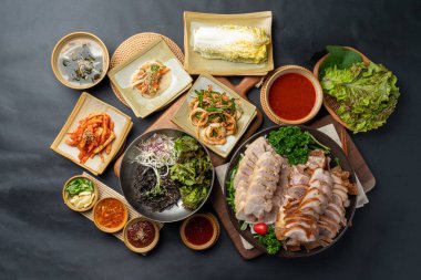 Kore yemeği, jokbal, domuz ayağı, bossam, haşlanmış domuz eti, meze, kimchi, buhar, marinat, marul, sebze, tuzlanmış karides, yemek, et, balık, akşam yemeği, ızgara, tabak, domuz, somon.