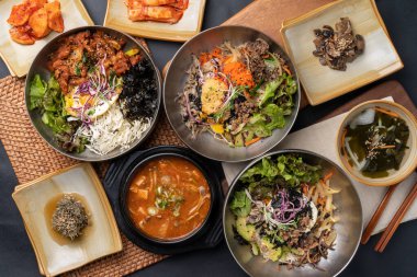 Kore yemeği, soya fasulyesi güveci, baharatlı domuz eti, bibibimbap, meze, sebze, kimchi, toprak tenceresi, yemek, yemek, yemek, pirinç, mutfak, sebze, akşam yemeği, et, kase, sağlıklı, öğle yemeği, sebze