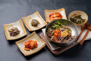 Kore yemeği, soya fasulyesi güveci, baharatlı domuz eti, bibibimbap, meze, sebze, kimchi, toprak tenceresi, yemek, yemek, yemek, pirinç, mutfak, sebze, akşam yemeği, et, kase, sağlıklı, öğle yemeği, sebze