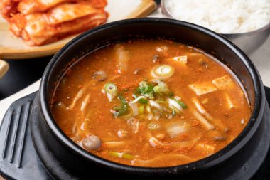 Kore yemeği, soya fasulyesi güveci, baharatlı domuz eti, bibibimbap, meze, sebze, kimchi, toprak tenceresi, yemek, yemek, yemek, pirinç, mutfak, sebze, akşam yemeği, et, kase, sağlıklı, öğle yemeği, sebze