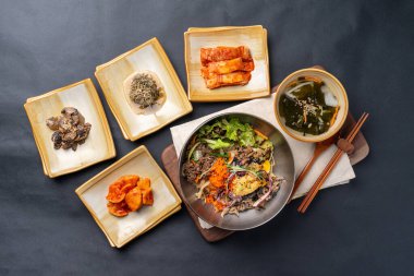 Kore yemeği, soya fasulyesi güveci, baharatlı domuz eti, bibibimbap, meze, sebze, kimchi, toprak tenceresi, yemek, yemek, yemek, pirinç, mutfak, sebze, akşam yemeği, et, kase, sağlıklı, öğle yemeği, sebze