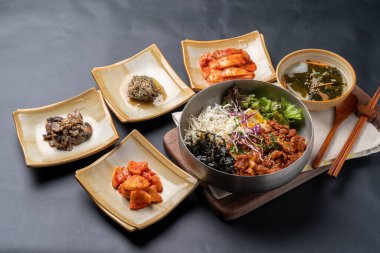 Kore yemeği, soya fasulyesi güveci, baharatlı domuz eti, bibibimbap, meze, sebze, kimchi, toprak tenceresi, yemek, yemek, yemek, pirinç, mutfak, sebze, akşam yemeği, et, kase, sağlıklı, öğle yemeği, sebze