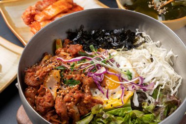 Kore yemeği, soya fasulyesi güveci, baharatlı domuz eti, bibibimbap, meze, sebze, kimchi, toprak tenceresi, yemek, yemek, yemek, pirinç, mutfak, sebze, akşam yemeği, et, kase, sağlıklı, öğle yemeği, sebze