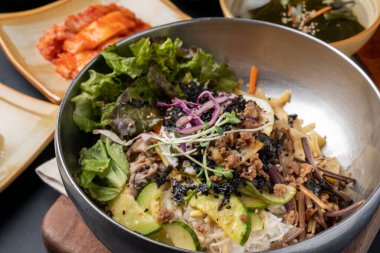 Kore yemeği, soya fasulyesi güveci, baharatlı domuz eti, bibibimbap, meze, sebze, kimchi, toprak tenceresi, yemek, yemek, yemek, pirinç, mutfak, sebze, akşam yemeği, et, kase, sağlıklı, öğle yemeği, sebze