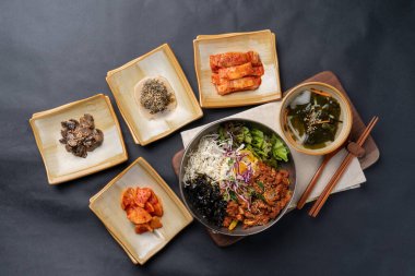 Kore yemeği, soya fasulyesi güveci, baharatlı domuz eti, bibibimbap, meze, sebze, kimchi, toprak tenceresi, yemek, yemek, yemek, pirinç, mutfak, sebze, akşam yemeği, et, kase, sağlıklı, öğle yemeği, sebze