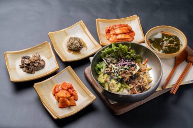 Kore yemeği, soya fasulyesi güveci, baharatlı domuz eti, bibibimbap, meze, sebze, kimchi, toprak tenceresi, yemek, yemek, yemek, pirinç, mutfak, sebze, akşam yemeği, et, kase, sağlıklı, öğle yemeği, sebze