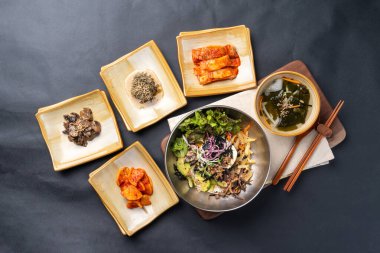 Kore yemeği, soya fasulyesi güveci, baharatlı domuz eti, bibibimbap, meze, sebze, kimchi, toprak tenceresi, yemek, yemek, yemek, pirinç, mutfak, sebze, akşam yemeği, et, kase, sağlıklı, öğle yemeği, sebze