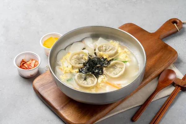 Kore yemeği, aperatif, gimbap, bulgogi, pirinç kasesi, bibibimbap, kızartılmış baharatlı domuz eti, peynir, uçan balık yumurtası, pirinç keki, köfte çorbası, tteokbokki, sundae ve Rabokki, yemek, yemek, yemek, akşam yemeği, pirinç.,