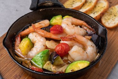 Muktae, bisküvi, deniz salyangozu, kızarmış tavuk, salata, ricotta peyniri, tatlı su karidesi, kızarmış yemek, gamba, noodle çorbası, yemek, yemek, yemek, akşam yemeği, pilav, et, mutfak, tabak, sebze, salata.,