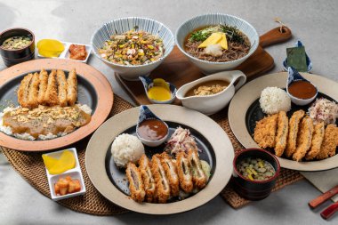 Domuz eti, sığır filetosu, et, peynir, domuz pirzolası, köri, soğuk karabuğday, udon, yemek, akşam yemeği, tabak, yemek, et, kahvaltı, sebze, açık büfe, restoran, lezzetli, meyve, sağlıklı.