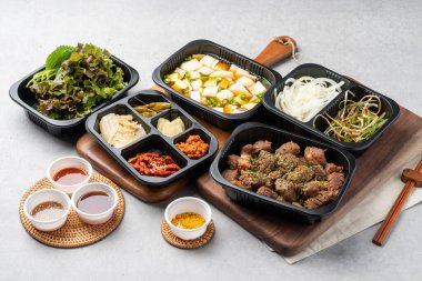 Kore yemeği, domuz eti, ızgara, domuz eti, soğuk erişte, kaburga, kömür, kkakduk, meze, yemek, market, açık büfe, restoran, salata, sebze, mutfak, sağlıklı, yeşil, meyve, lezzetli,