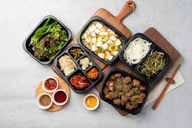 Kore yemeği, domuz eti, ızgara, domuz eti, soğuk erişte, kaburga, kömür, kkakduk, meze, yemek, market, açık büfe, restoran, salata, sebze, mutfak, sağlıklı, yeşil, meyve, lezzetli,