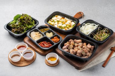 Kore yemeği, domuz eti, ızgara, domuz eti, soğuk erişte, kaburga, kömür, kkakduk, meze, yemek, market, açık büfe, restoran, salata, sebze, mutfak, sağlıklı, yeşil, meyve, lezzetli,