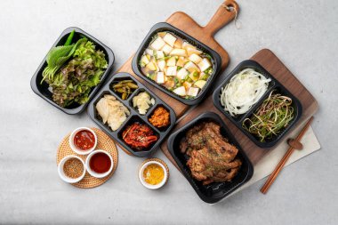 Kore yemeği, domuz eti, ızgara, domuz eti, soğuk erişte, kaburga, kömür, kkakduk, meze, yemek, market, açık büfe, restoran, salata, sebze, mutfak, sağlıklı, yeşil, meyve, lezzetli,