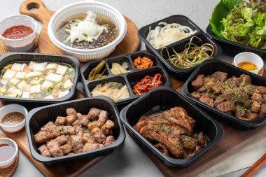 Kore yemeği, domuz eti, ızgara, domuz eti, soğuk erişte, kaburga, kömür, kkakduk, meze, yemek, market, açık büfe, restoran, salata, sebze, mutfak, sağlıklı, yeşil, meyve, lezzetli,