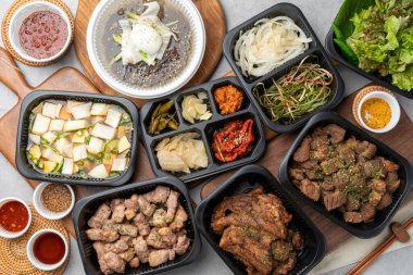 Kore yemeği, domuz eti, ızgara, domuz eti, soğuk erişte, kaburga, kömür, kkakduk, meze, yemek, market, açık büfe, restoran, salata, sebze, mutfak, sağlıklı, yeşil, meyve, lezzetli,