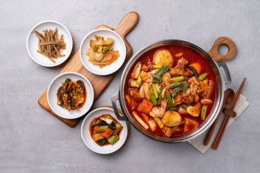 Kore yemeği, kızarmış tavuk, kızartma tavuğu, web ayaklı ahtapot, bulgogi, ahtapot, sıcak tencere, saç kuyruğu, ağır ateşte pişirilmiş, meze, yemek, yemek, et, tabak, sebze, akşam yemeği, pilav, mutfak.,