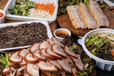 Jokbal, bossam, Kore yemeği, haşlanmış domuz, Makguksu, hwangtae, buzlu, muksabal, meze, tuzlu karides, marul,