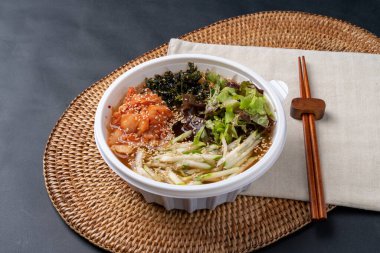 Jokbal, bossam, Kore yemeği, haşlanmış domuz, Makguksu, hwangtae, buzlu, muksabal, meze, tuzlu karides, marul,