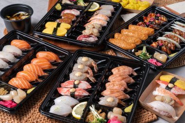 Suşi, Japonca, sashimi, meze, menü, beslenme çantası, ton balığı, somon, yassı balık, kaya balığı, karides, yumurta rulosu, kızarmış tofu suşi, soya soslu karides, udon, kızarmış yiyecek.