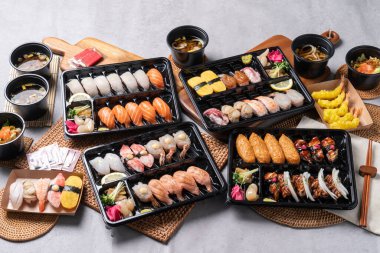 Suşi, Japonca, sashimi, meze, menü, beslenme çantası, ton balığı, somon, yassı balık, kaya balığı, karides, yumurta rulosu, kızarmış tofu suşi, soya soslu karides, udon, kızarmış yiyecek.