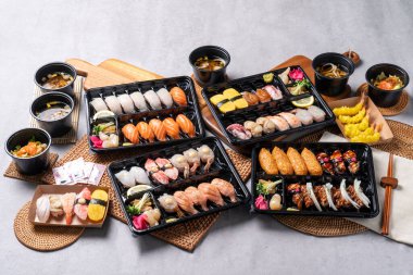 Suşi, Japonca, sashimi, meze, menü, beslenme çantası, ton balığı, somon, yassı balık, kaya balığı, karides, yumurta rulosu, kızarmış tofu suşi, soya soslu karides, udon, kızarmış yiyecek.