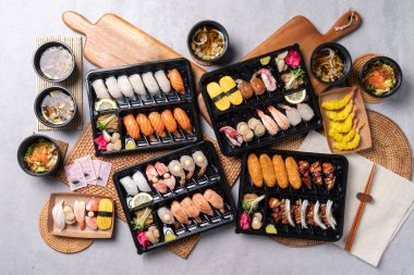 Suşi, Japonca, sashimi, meze, menü, beslenme çantası, ton balığı, somon, yassı balık, kaya balığı, karides, yumurta rulosu, kızarmış tofu suşi, soya soslu karides, udon, kızarmış yiyecek.