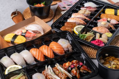 Suşi, Japonca, sashimi, meze, menü, beslenme çantası, ton balığı, somon, yassı balık, kaya balığı, karides, yumurta rulosu, kızarmış tofu suşi, soya soslu karides, udon, kızarmış yiyecek.