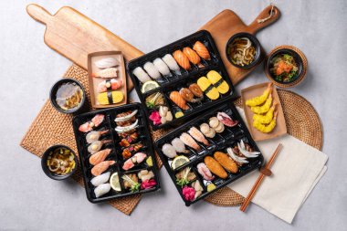 Suşi, Japonca, sashimi, meze, menü, beslenme çantası, ton balığı, somon, yassı balık, kaya balığı, karides, yumurta rulosu, kızarmış tofu suşi, soya soslu karides, udon, kızarmış yiyecek.