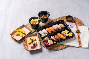 Suşi, Japonca, sashimi, meze, menü, beslenme çantası, ton balığı, somon, yassı balık, kaya balığı, karides, yumurta rulosu, kızarmış tofu suşi, soya soslu karides, udon, kızarmış yiyecek.