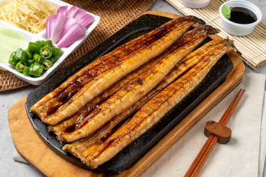 Kore yemeği, yılan balığı, ızgara, tuz, baharat, garnitür, zencefil, sarımsak, marul, perilla yaprağı, pirinç, tencere, sağlıklı yemek.,