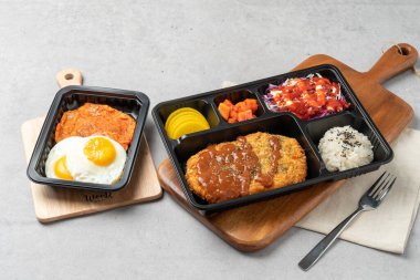 Kore yemeği, baharatlı tavuk, domuz eti, kimchi güveci, kalamar, kızartma, kırmızı biber ezmesi jjigae, kızarmış baharatlı domuz eti, biftek eti, domuz pirzolası, deniz ürünleri, yumuşak tofu, meze, baharatlı yemek, pirinç.,