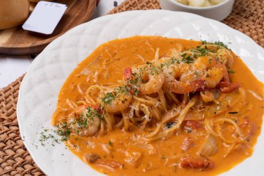 Biber, domates, makarna, spagetti, karides, krema, bela, işkembe, sarımsak