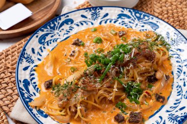 Biber, domates, makarna, spagetti, karides, krema, bela, işkembe, sarımsak