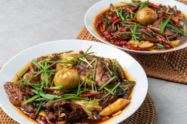 Domuz eti, haşlanmış omurga, baharat, pirzola, soğan, soğan, pirinç keki, soya sosu.,