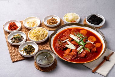 Kore yemeği, pollack, haşlanmış pollack, vatoz, çorba, tavuk ayağı, et gözlemesi, domuz derisi, ızgara, meze, ançüez, haşlanmış yumurta, fasulye filizi, patates.,