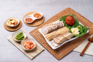 Domuz eti, haşlanmış domuz eti, bossam, kaykay, domuz göbeği, kimchi, samhap, menü, erişte, tofu, Kore yemeği, meze,