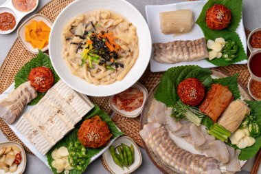 Domuz eti, haşlanmış domuz eti, bossam, kaykay, domuz göbeği, kimchi, samhap, menü, erişte, tofu, Kore yemeği, meze,