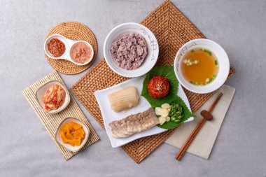 Domuz eti, haşlanmış domuz eti, bossam, kaykay, domuz göbeği, kimchi, samhap, menü, erişte, tofu, Kore yemeği, meze,