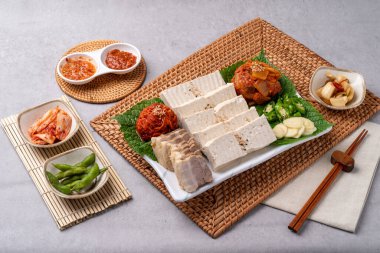 Domuz eti, haşlanmış domuz eti, bossam, kaykay, domuz göbeği, kimchi, samhap, menü, erişte, tofu, Kore yemeği, meze,