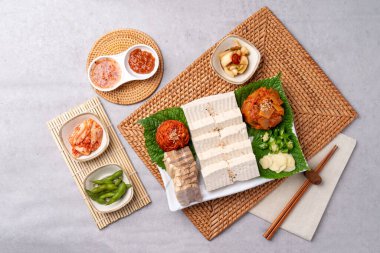 Domuz eti, haşlanmış domuz eti, bossam, kaykay, domuz göbeği, kimchi, samhap, menü, erişte, tofu, Kore yemeği, meze,