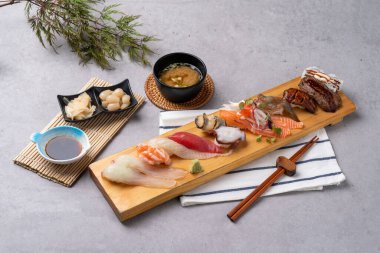 Japon yemeği, saşimi, somon, yassı balık, karides, suşi, soya sosu, sashimi bibibimbap, kabuk, ahtapot, soya soslu karides, miso sosu.,